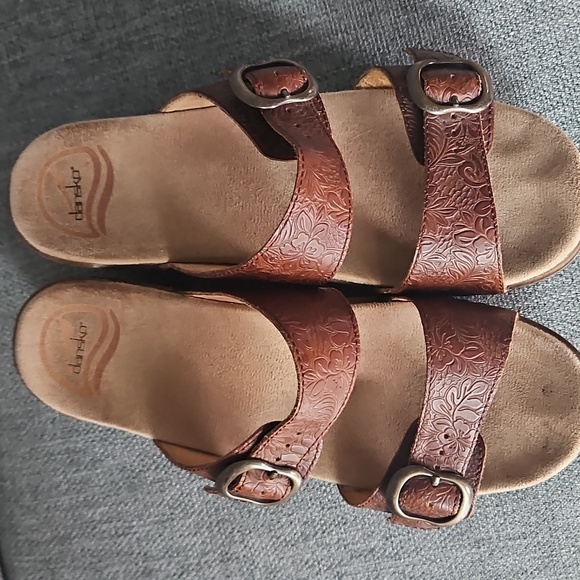🌿 Dansko Brown Sandals with Buckle Straps - Picture 2 of 4